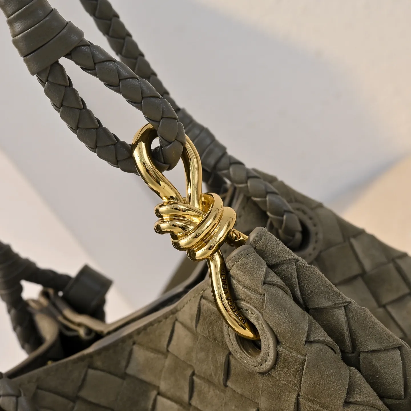 Batch 1760 BV's new intrecciato suede woven leather shoulder bag. It comes with a detachable cross-body strap. It comes with a mini bag inside. The appearance retains the unique design of BV woven. The parachute bag is a bag that makes people excited before seeing the actual thing. The small gold knot embellishment is full of simple and high-end sense to meet your needs in different occasions. Model: 6569 Size: 21X17X16.5cm